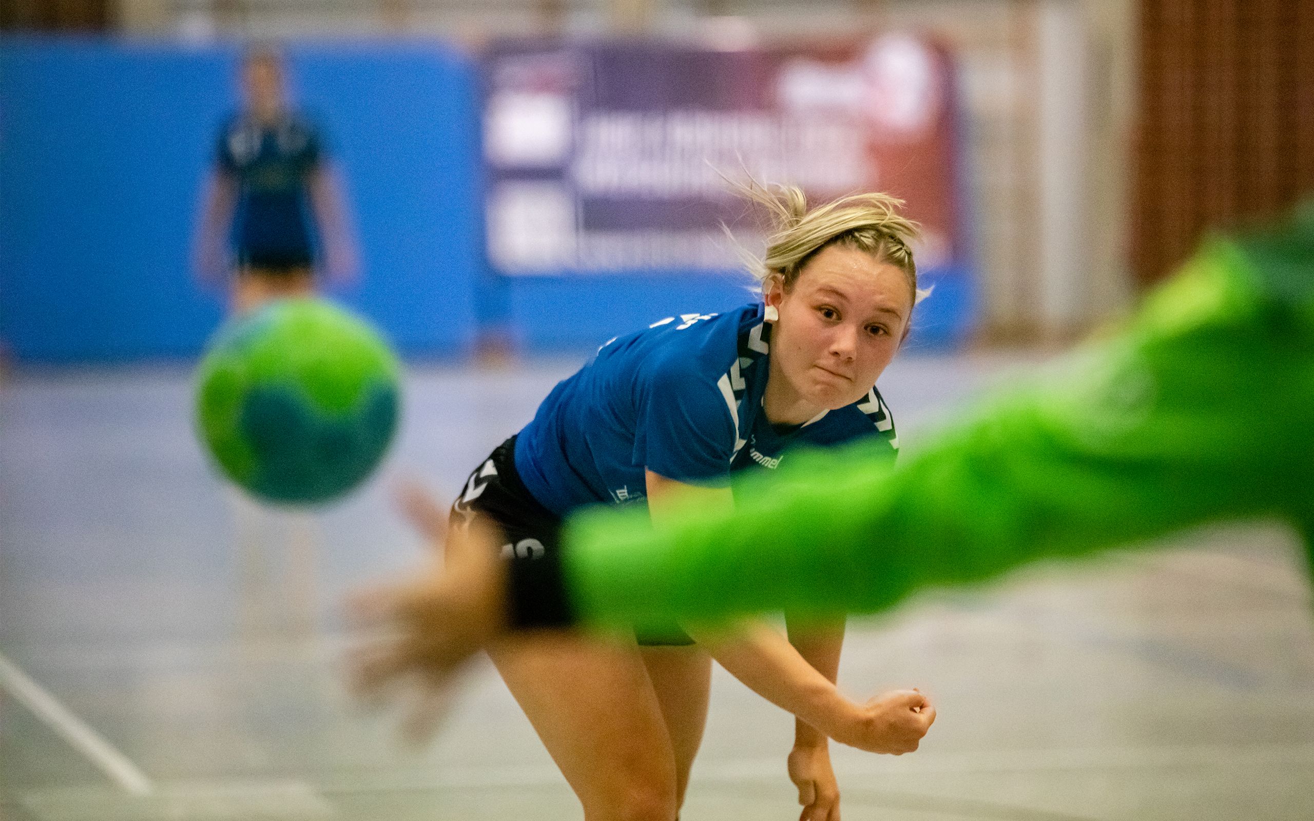 Eine Handballspielerin wirft den Ball auf das Tor