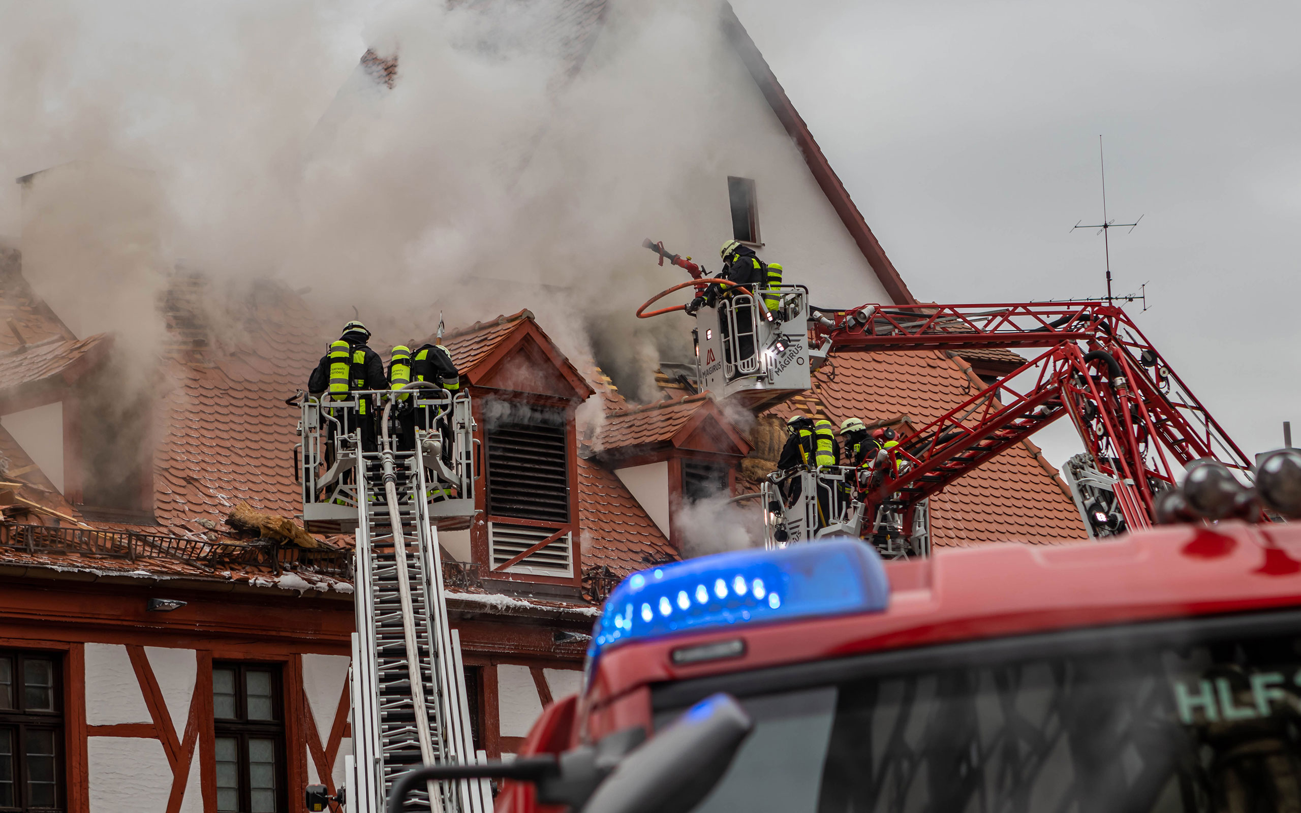 Feuerwehr löscht mit drei Drehleitern einen Dachstuhlbrand in Nürnberg