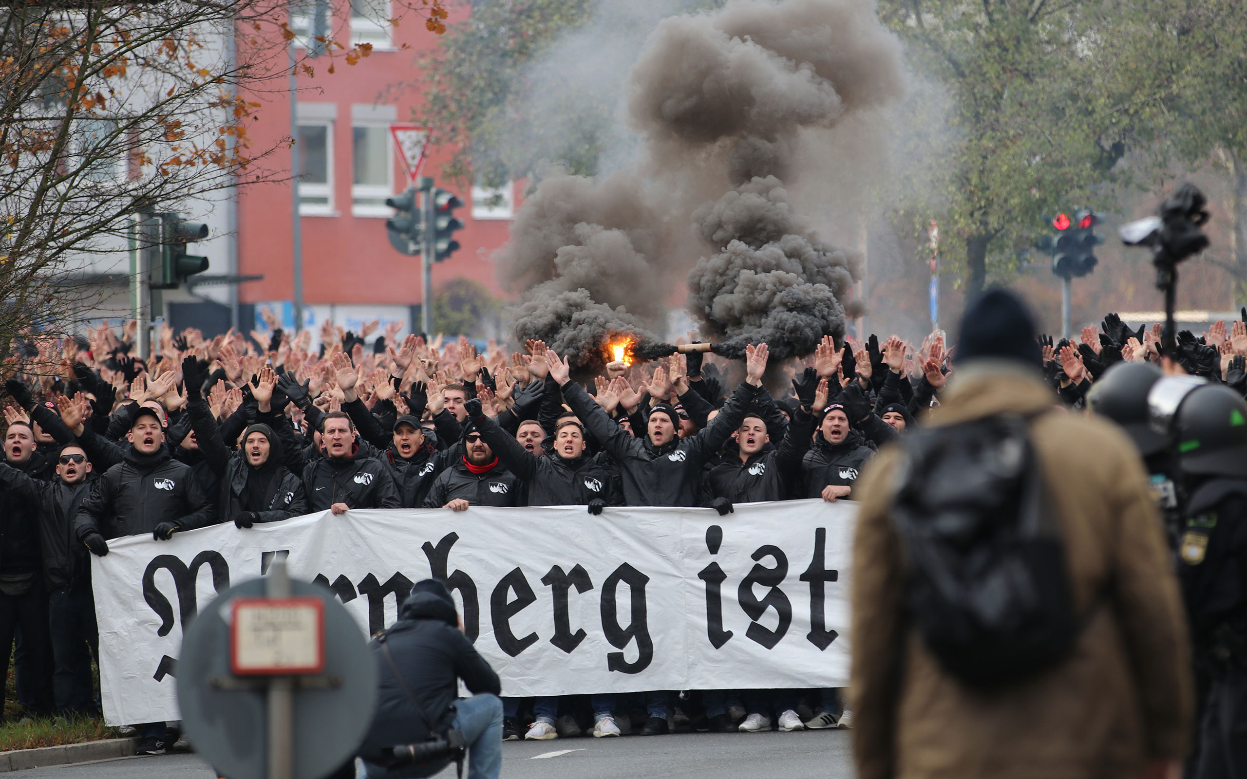 Fanmarsch beim Fußballderby Fürth gegen Nürnberg, Rauchgranate wird gezündet
