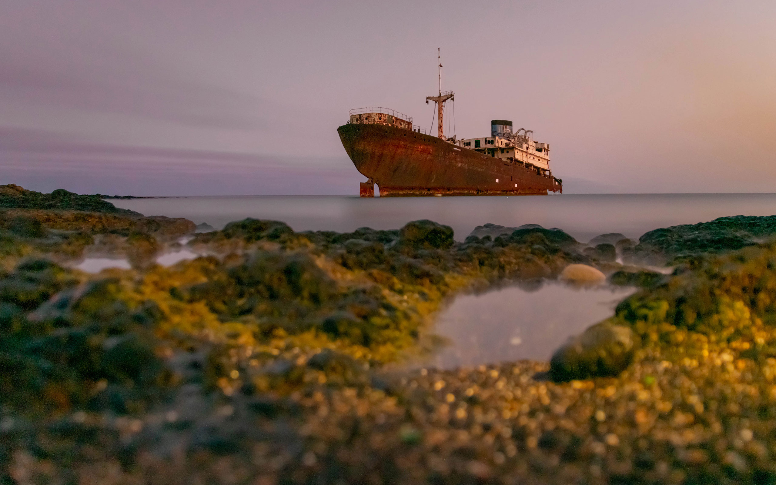 Ein Schiffswrack liegt vor der Küste von Lanzarote