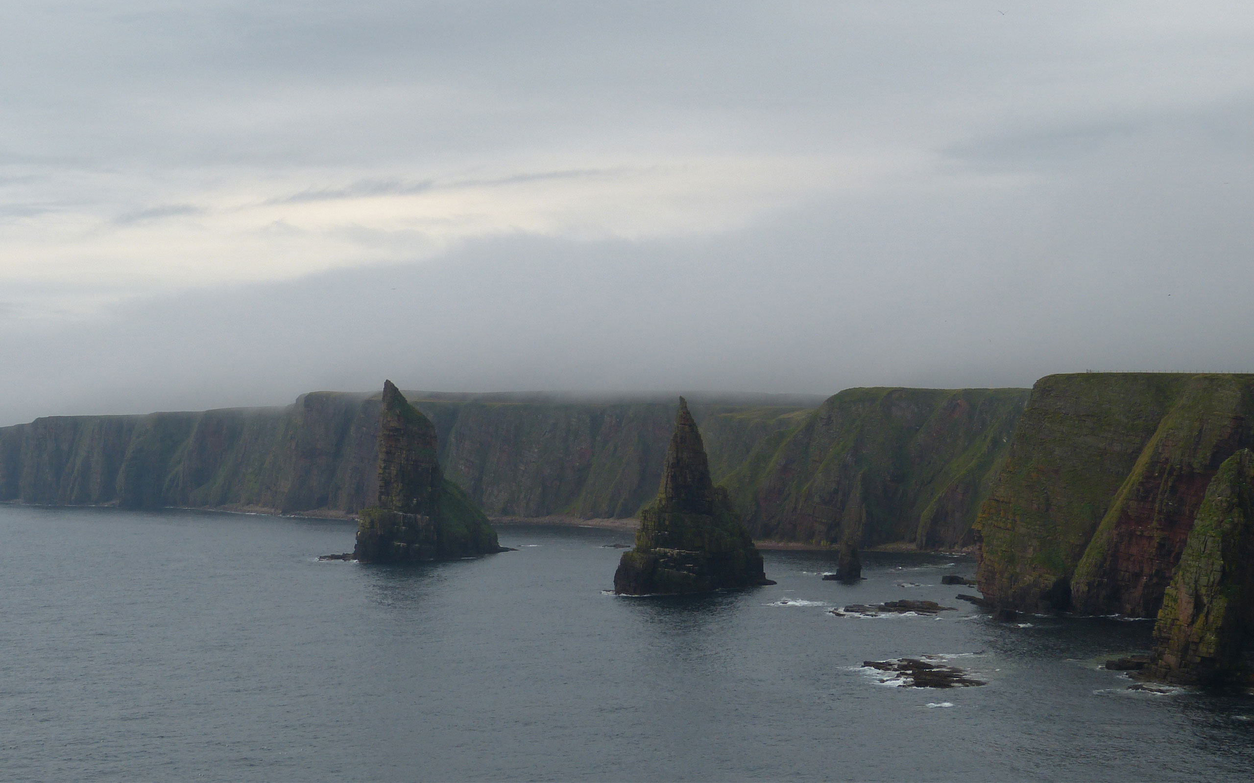 Ein Landschaftsfoto von der Steilküste Schottlands