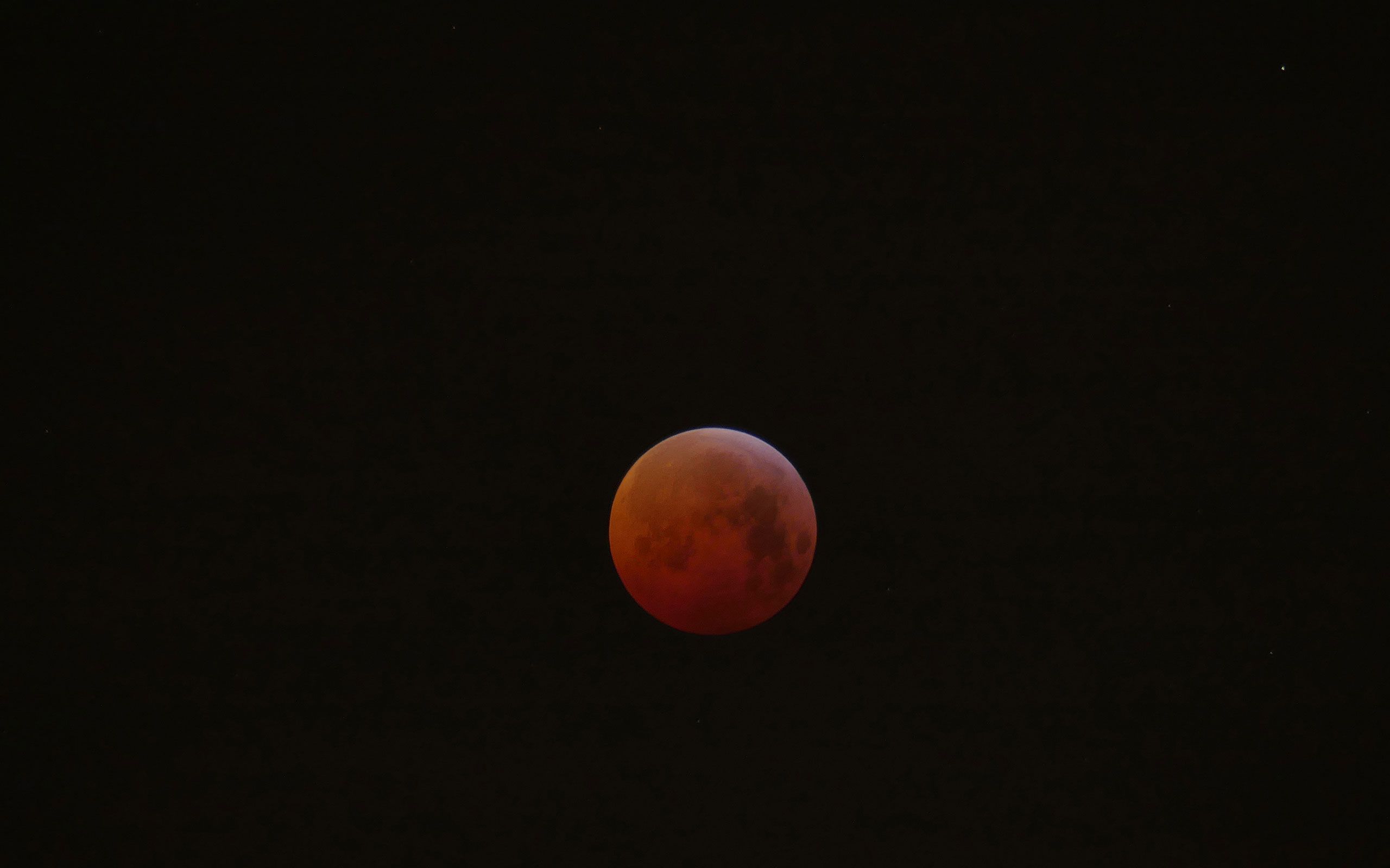 Bild des Mondes während der Mondfinsternis, der Mond leuchtet rot