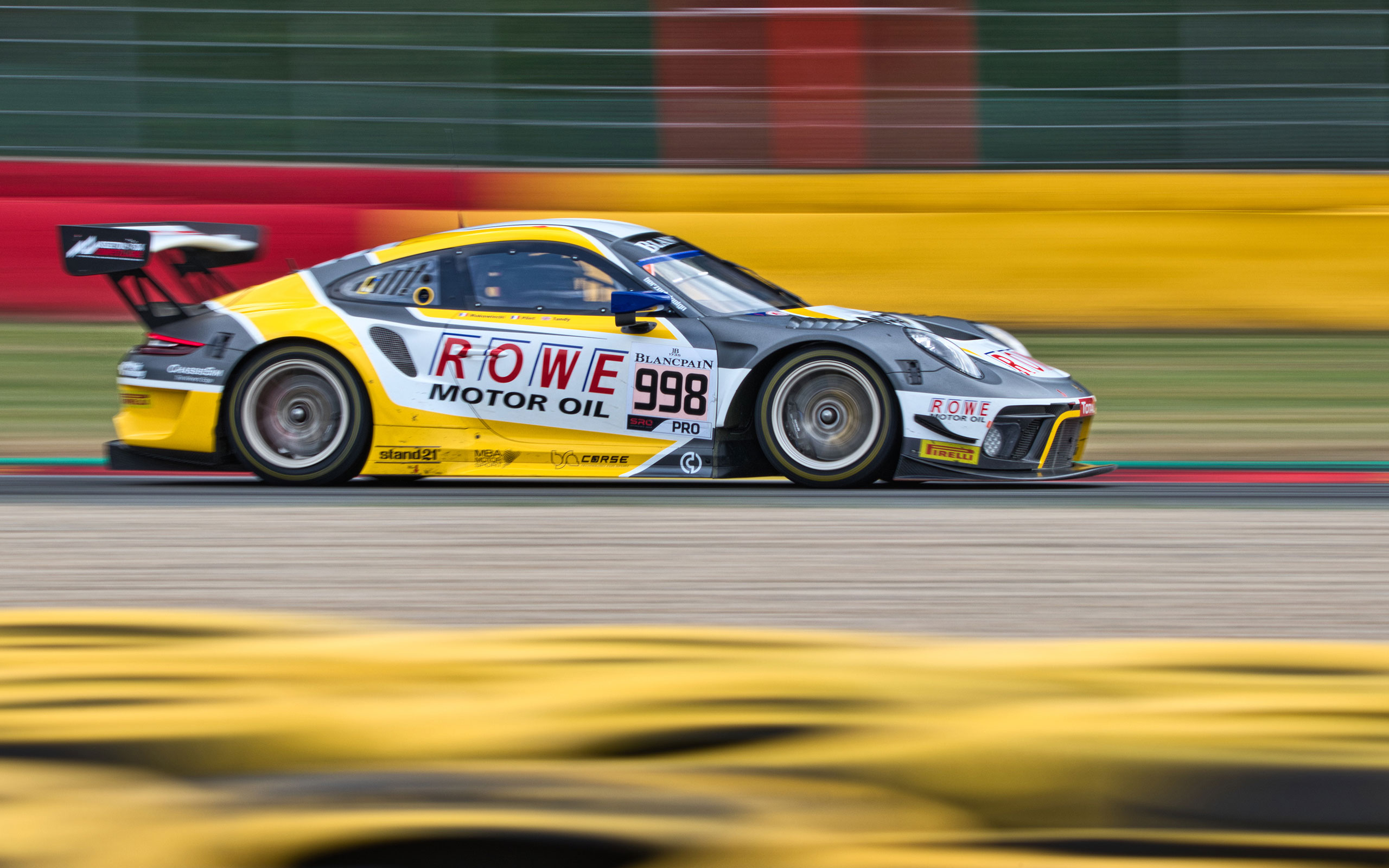 Ein Porsche-Rennauto fährt in Spa-Francorchamps