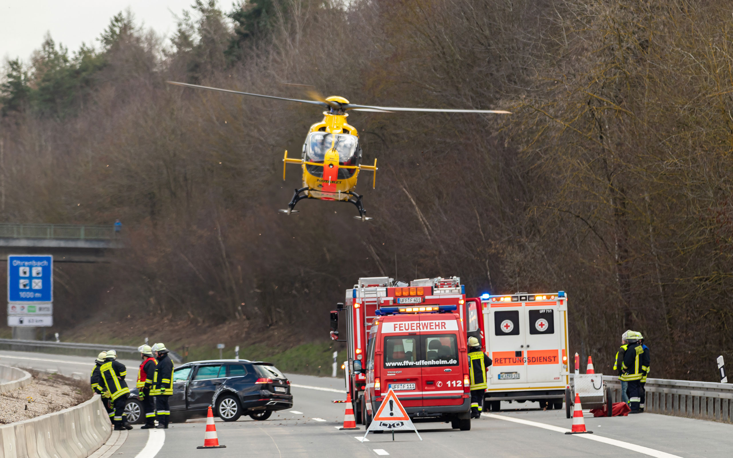 Ein Rettungshubschrauber startet nach einem Unfall auf der Autobahn