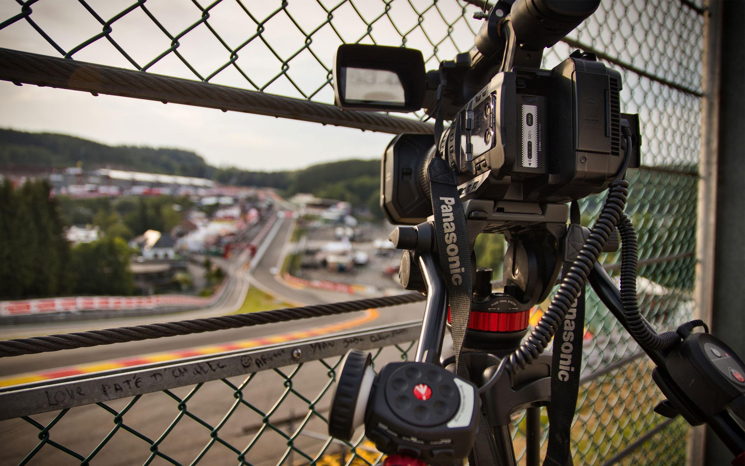 Eine Panasonic Videokamera filmt ein Autorennen