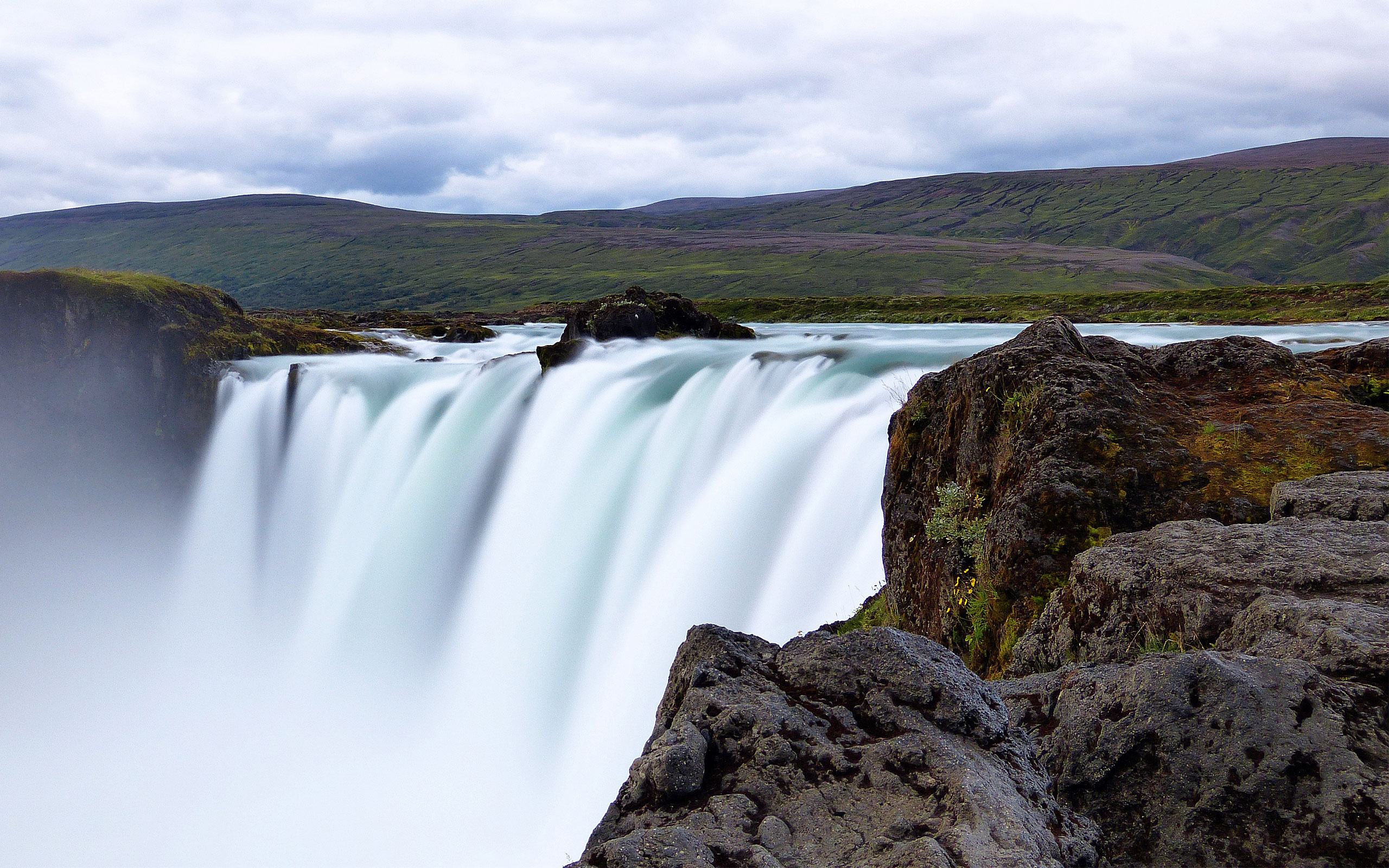 Langzeitbelichtung eines Wasserfalls in Island